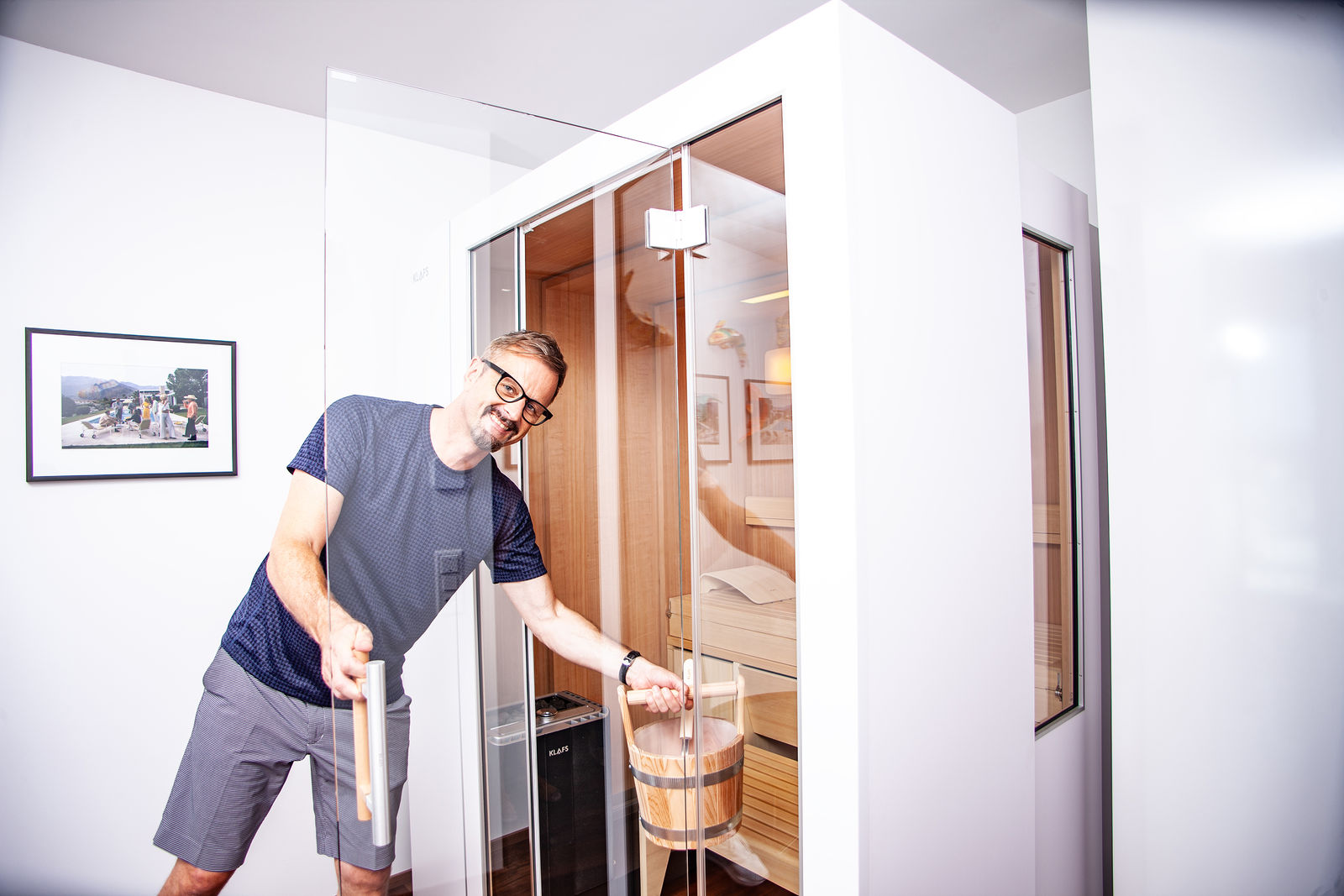 Andreas C. Studer ist begeistert von seiner neuen Sauna «S1». Im eingefahrenen Zustand misst die Sauna schlanke 60 Zentimeter und ist nicht tiefer als ein Kleiderschrank. Ausgefahren bietet die Sauna mit 1,60 Meter Tiefe viel Raum für ein ausgiebiges Schwitzbad.