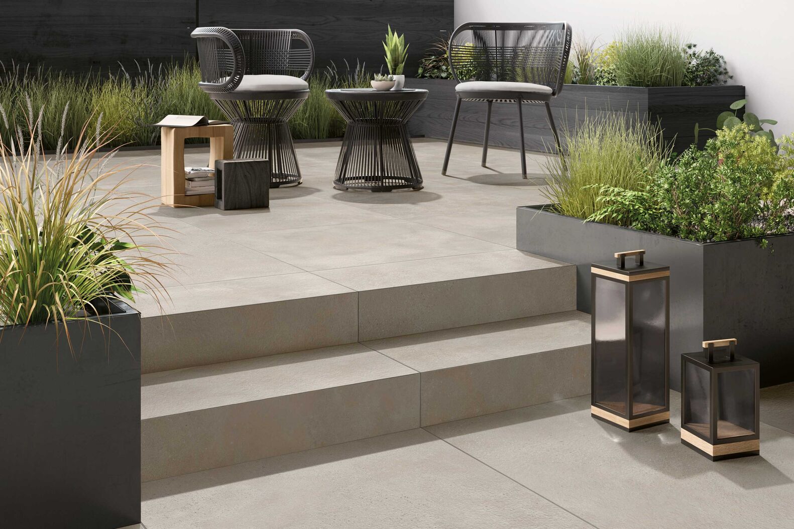 Das Feinsteinzeug «Urban Jungle Garden» im Betonlook zeichnet sich durch feine Einschlüsse und eine spezielle Oberflächenversiegelung aus. Villeroy & Boch, www.villeroy-boch