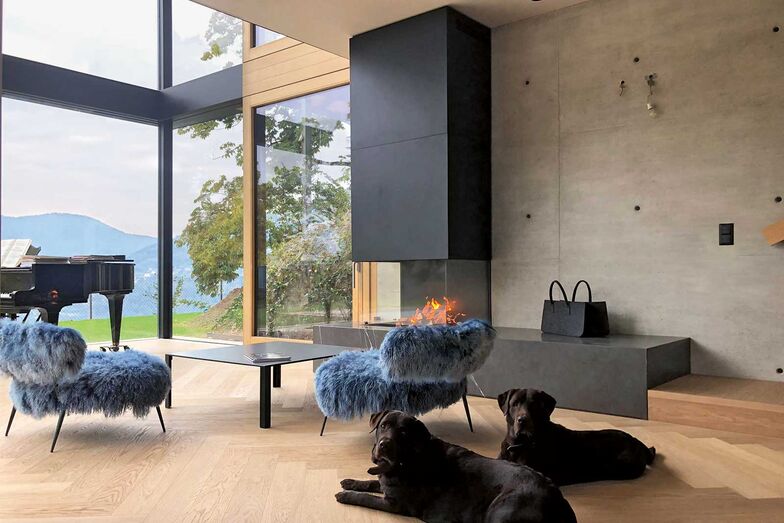 Dieses dreiseitige Cheminée von Staffieri wird nicht nur von den Menschen geschätzt, sondern auch von den vierbeinigen Bewohnern des Hauses. Das Zentrum des Wohnraums übt eine natürliche Anziehungskraft aus. Staffieri AG, www.cheminee-staffieri.ch