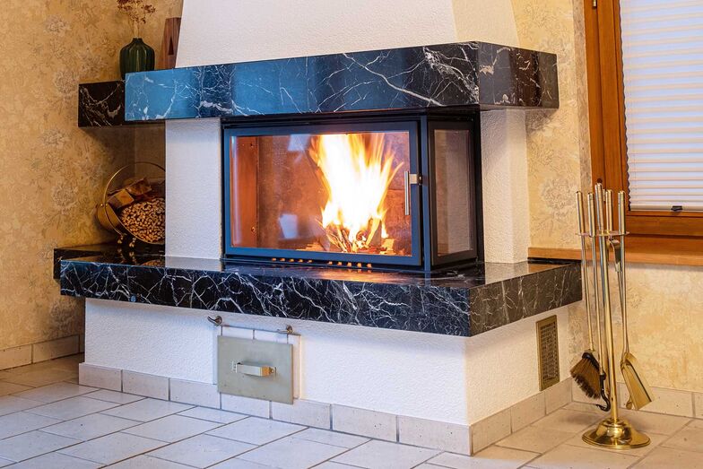 Bei einer Sanierung nach Mass müssen beim bestehenden Cheminée keinerlei bauliche Veränderungen vorgenommen werden. Die Hans Greub AG hat dieses Modell in neuem Licht erstrahlen lassen. Hans Greub AG, www.hans-greub.ch