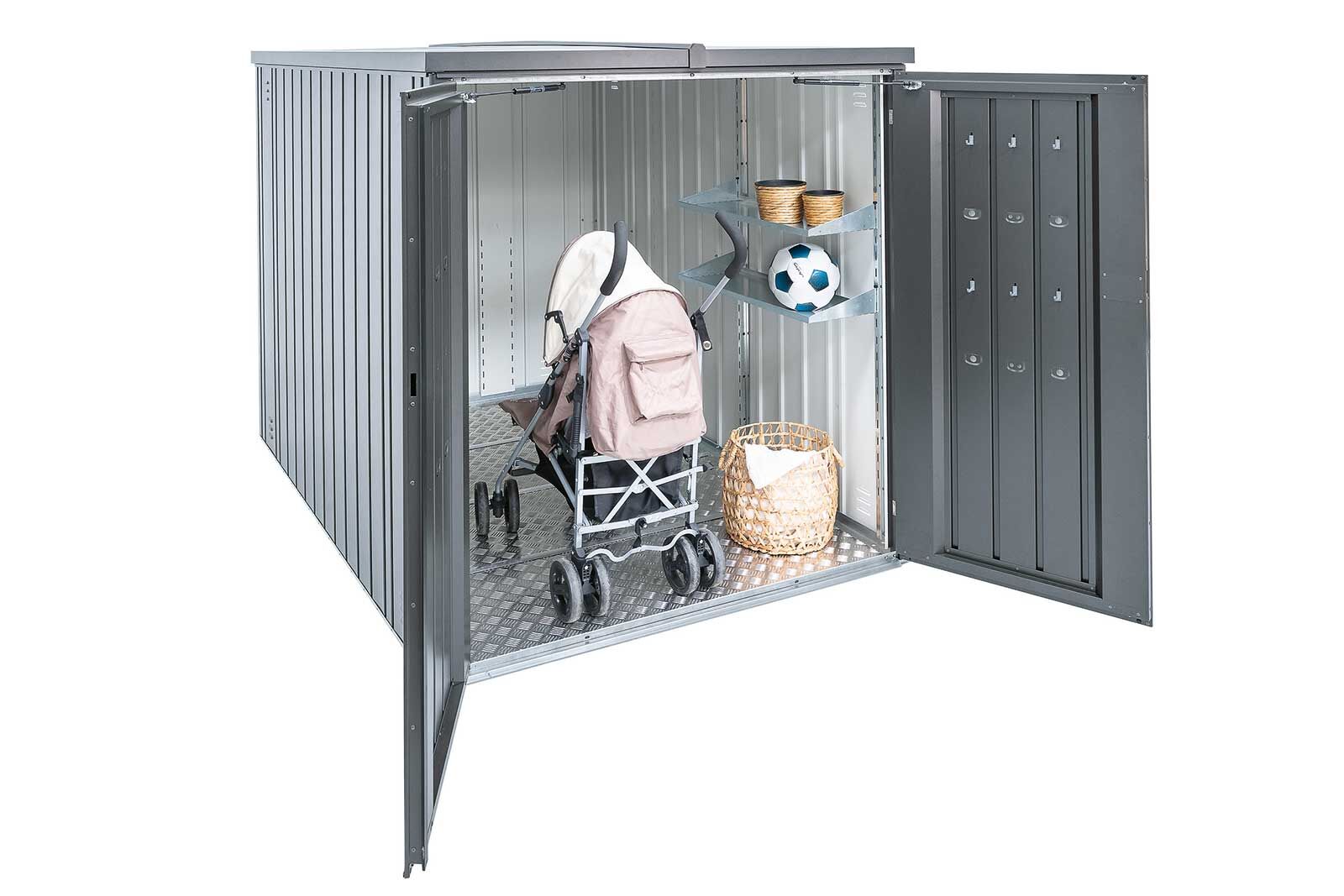 Die Minigarage ist ein praktischer und platzsparender, geschlossener Parkplatz für das Velo, den Kinderwagen oder die Gartenutensilien. Sie kann je nach Bedürfnis konfiguriert werden und besteht aus regen-wasserdichtem Stahlblech mit integrierter Durchlüftung. Die 3-fach-Ver-riegelung mit Drehgriff-Zylinderschloss sorgt für Sicherheit. Biohort über Softub Schweiz AG, www.softub.ch