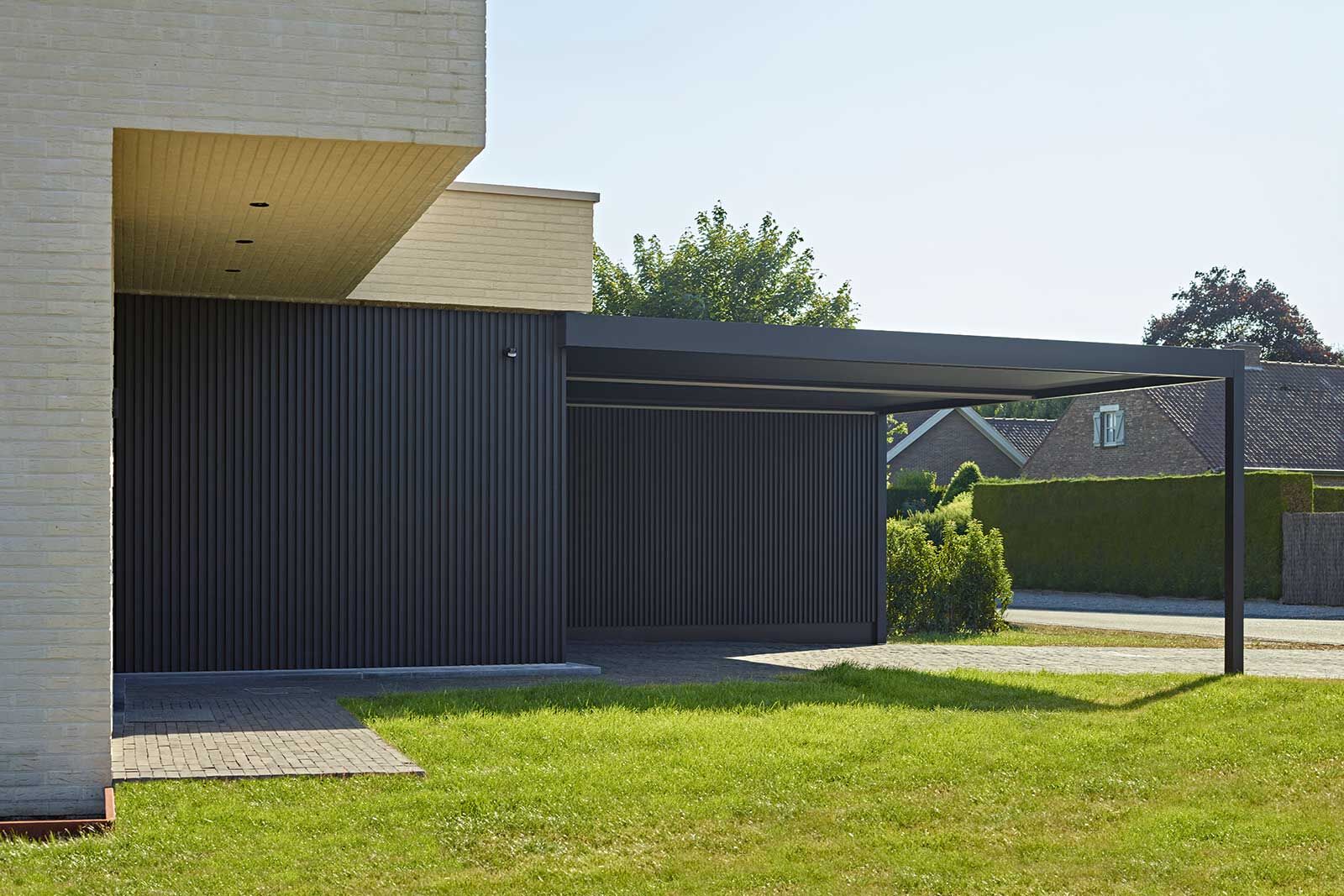 Klare horizontale Linien prägen die neue Überdachung von Renson. «Canvas» basiert auf dem gleichen Tragwerk wie alle «Algarve»-Überdachungen, besitzt jedoch ein feststehendes Dach und ist damit für Carports oder Eingangsüberdachungen geeignet. Mit dieser Neuentwicklung können die «Algarve»-Terrassendächer mit beweglichen Aluminium-Dachlamellen neben feststehenden Algarve «Canvas»-Dächern kombiniert werden. Die designgleichen Bauelemente sichern, trotz unterschiedlicher Nutzung, eine durchgehende gestalterische Linie und steigern so die Ästhetik eines Anwesens. Neben LED-Leisten können in die festen Überdachungen auch Glas- oder Loggia-Schiebeläden integriert werden. Renson, www.renson.net