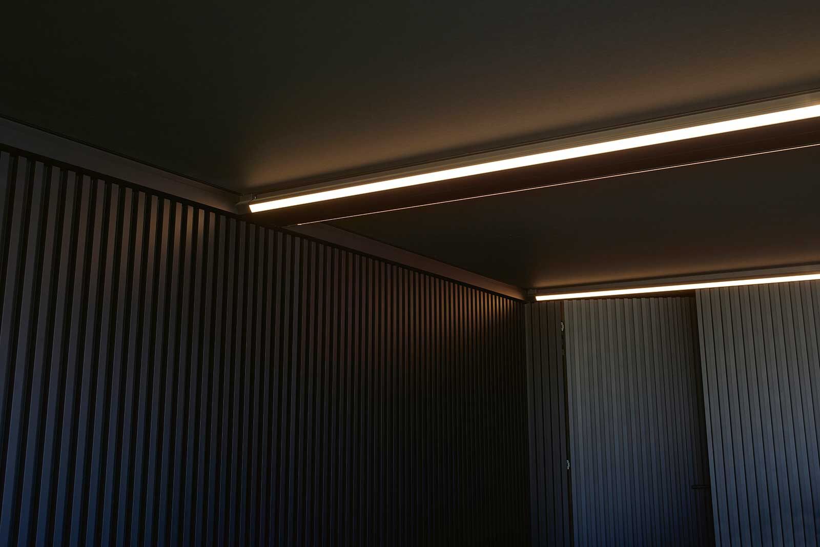 Klare horizontale Linien prägen die neue Überdachung von Renson. «Canvas» basiert auf dem gleichen Tragwerk wie alle «Algarve»-Überdachungen, besitzt jedoch ein feststehendes Dach und ist damit für Carports oder Eingangsüberdachungen geeignet. Mit dieser Neuentwicklung können die «Algarve»-Terrassendächer mit beweglichen Aluminium-Dachlamellen neben feststehenden Algarve «Canvas»-Dächern kombiniert werden. Die designgleichen Bauelemente sichern, trotz unterschiedlicher Nutzung, eine durchgehende gestalterische Linie und steigern so die Ästhetik eines Anwesens. Neben LED-Leisten können in die festen Überdachungen auch Glas- oder Loggia-Schiebeläden integriert werden. Renson, www.renson.net