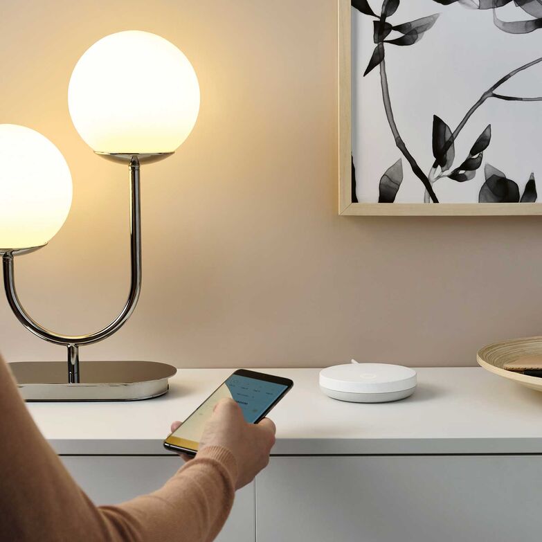 Die Steuerzentrale wird mit dem WLAN verbunden, um smarte Produkte per App zu steuern. www.ikea.ch