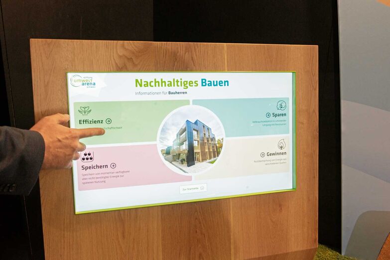 An der Touchscreen-Infostation lässt sich ein energieeffizientes Haus konfigurieren.