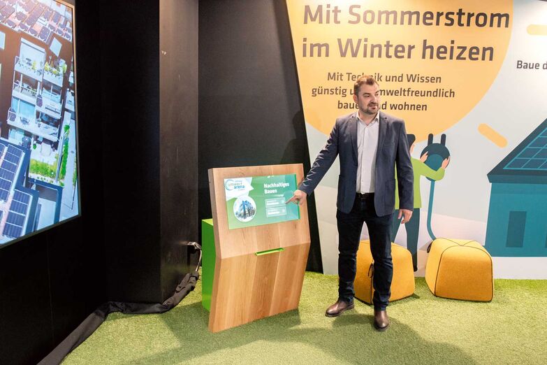 Der Geschäftsführer der Umwelt Arena Schweiz, Ivan Skender, zeigt Bauherren, wie sie von der Dauerausstellung «Nachhaltiges Bauen» profitieren können.