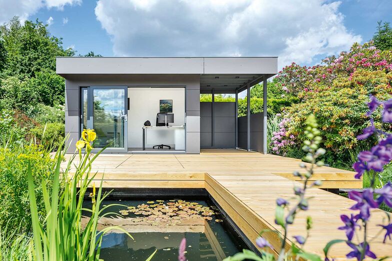 Mitten im ruhigen Garten und mit Blick auf die bunte Pflanzenwelt und den Teich lässt es sich konzentriert arbeiten. Foto: ©Gartana GmbH & Co KG