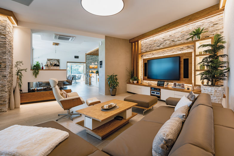 Wie überall im Haus sind auch die Möbel im Wohnzimmer alle von der Firma Alpiger Holzbau AG angefertigt worden.