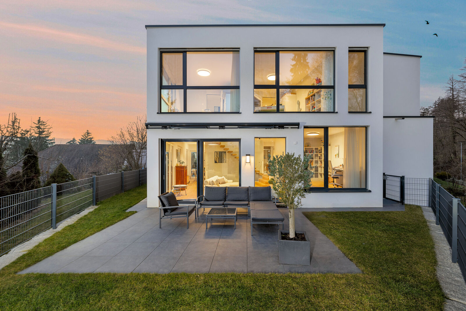 Das Haus verbindet moderne Architektur mit Familien­freundlichkeit und bietet ein harmonisches Zusammenspiel von Innen- und Aussenräumen.