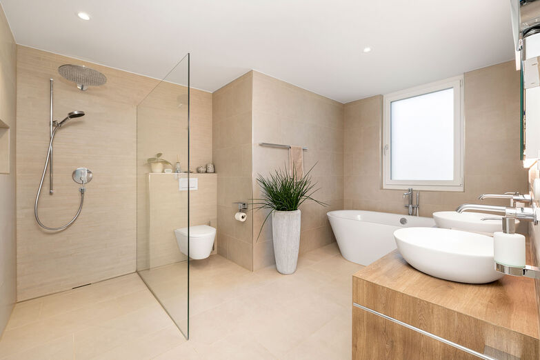 Das stilvolle Badezimmer lädt zum Entspannen ein.