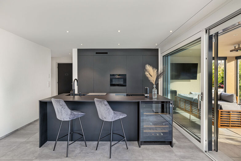 Grosse Schiebefenster ­vergrössern den Lebensraum nach draussen.