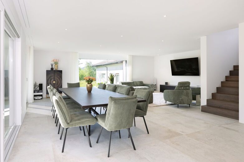 Die dunkle Holztreppe passt zum stilvollen Interieur und unterstreicht die elegante Atmosphäre.