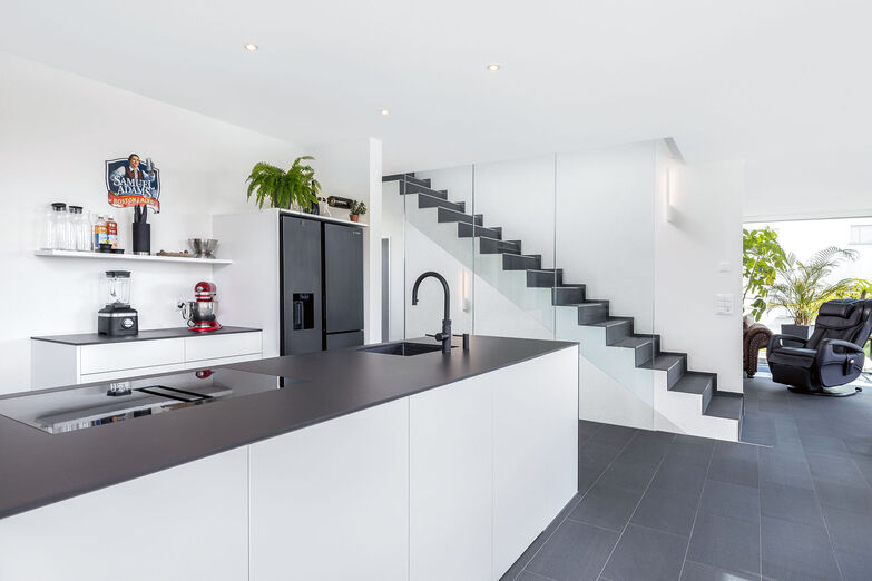 Der moderne Innenausbau verleiht dem Haus ein grosszügiges Ambiente.