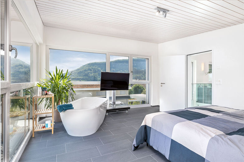 Im Obergeschoss ist ein Rückzugsraum mit freiem Blick in die Berge entstanden.