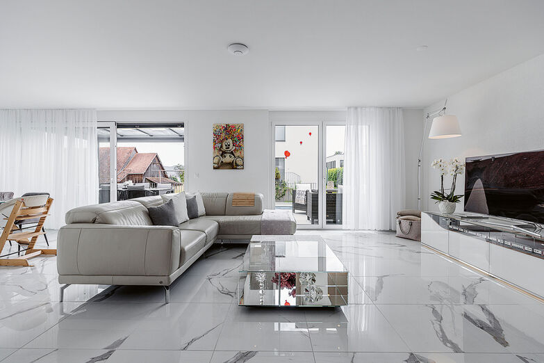 Grosse Schiebefenster im Wohnzimmer erweitern den Wohnraum nach draussen. © Matthias Eberle Fotografie