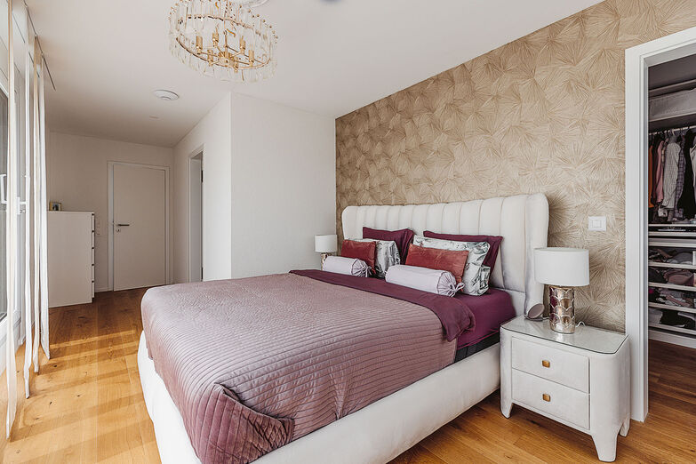 Das Elternschlafzimmer im Attika verfügt über eine begehbare Ankleide und ein separates Bad. © Matthias Eberle Fotografie
