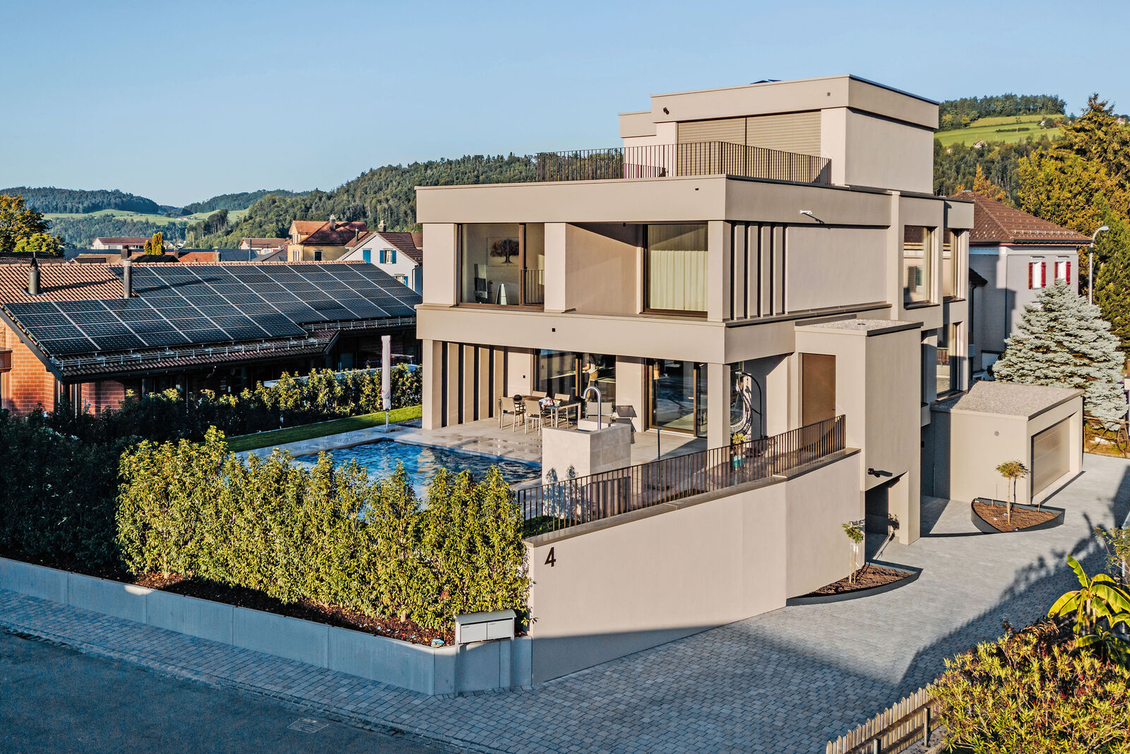 Das kubische Einfamilienhaus besticht mit der perfekten Balance zwischen Ästhetik und Alltagstauglichkeit.