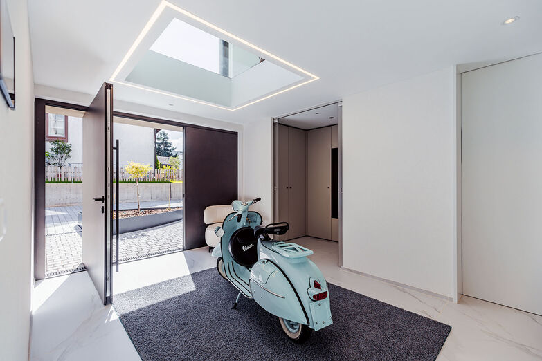 Der Glaseinsatz in der Decke schafft eine offene und elegante Atmosphäre. © Matthias Eberle Fotografie