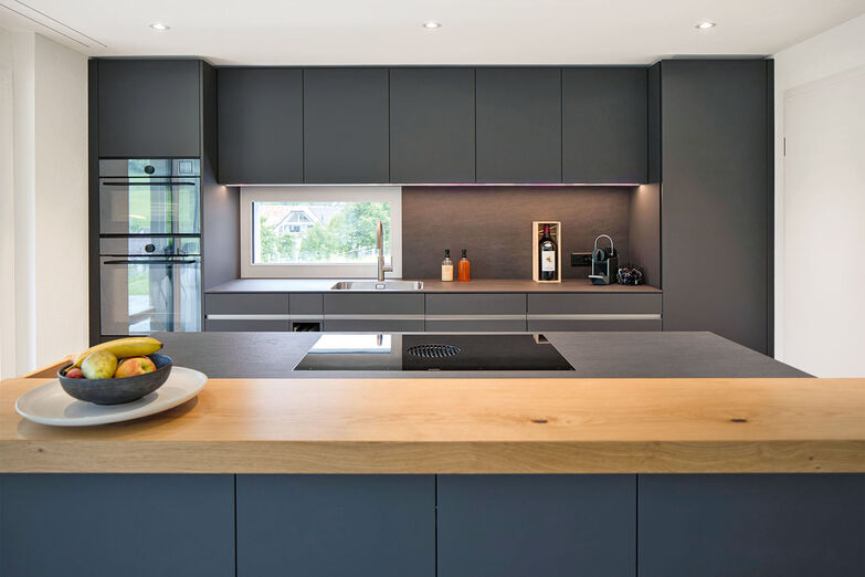 Das Fenster in der Küchenzeile bietet einen schönen Ausblick und bringt zusätzlich Tageslicht auf die Arbeitsfläche.