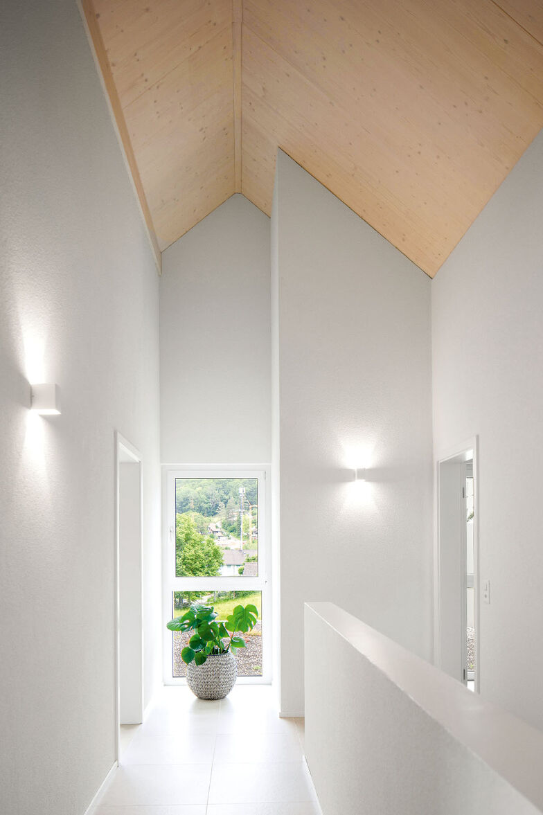 Der hohe Luftraum unter dem Dach verleiht dem Obergeschoss eine besondere räumliche Weite.