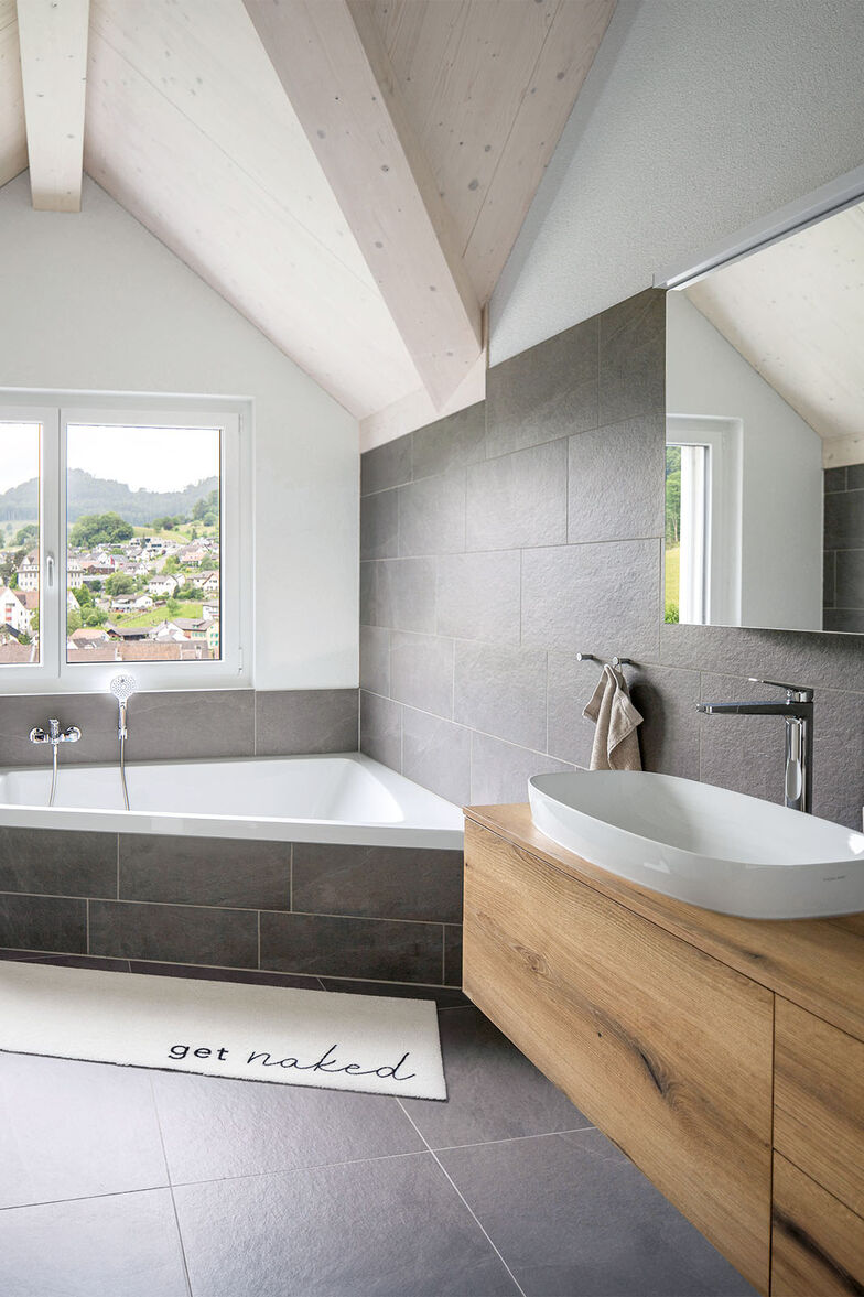 Unter dem offenen Giebeldach entfaltet das Badezimmer eine ruhige Grosszügigkeit.