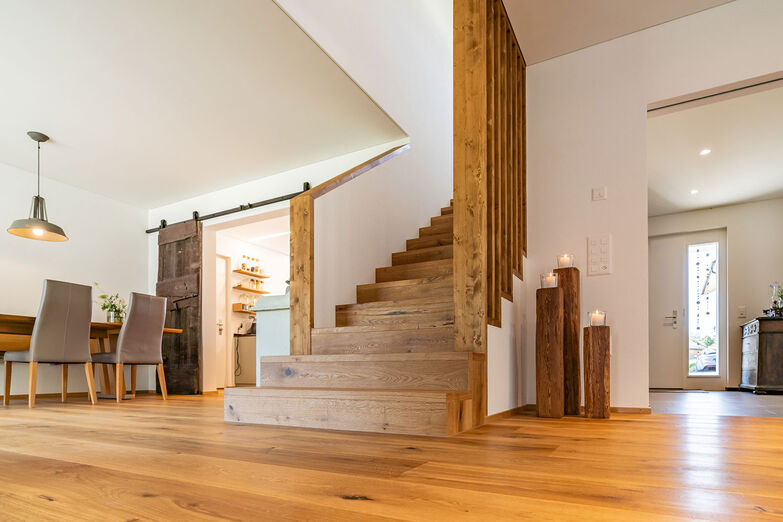 Die Küche ist mit einer originellen Schiebetür vom grossen Wohn- und Essbereich abtrennbar. © floco.ch