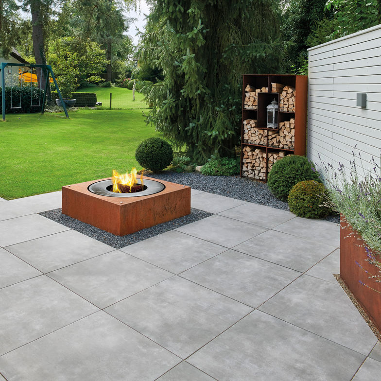 Die Feinsteinzeugplatte in Antikbeton-Optik gibt es für den Aussen- und für  den Innenbereich in Hellgrau, Grau und Anthrazit. Ganz Baukeramik AG.