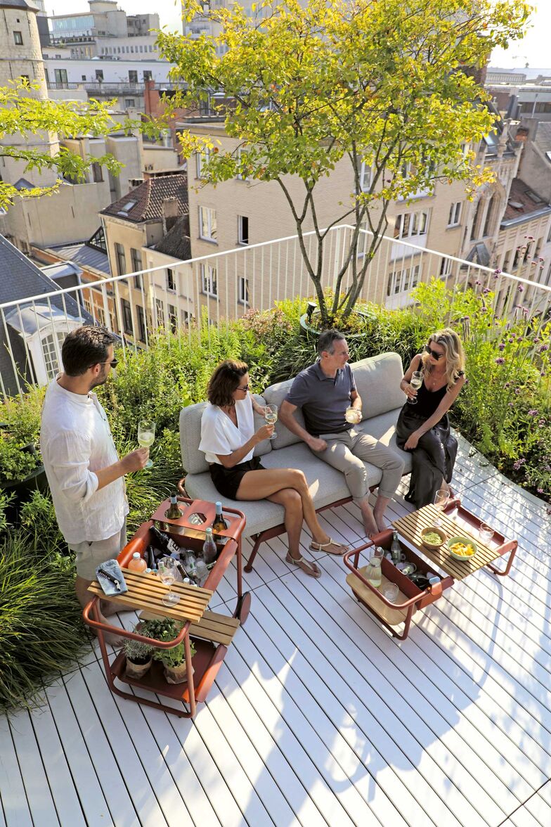 Gefertigt aus pulverbeschichtetem Aluminium ist der Servierwagen «Sorrento» in den Farben Mintgrün, Anthrazit und Terrakotta erhältlich. Die abnehmbare Servierablage aus Teakholz bietet eine zusätzliche Arbeitsfläche und lässt sich als Tablett verwenden.