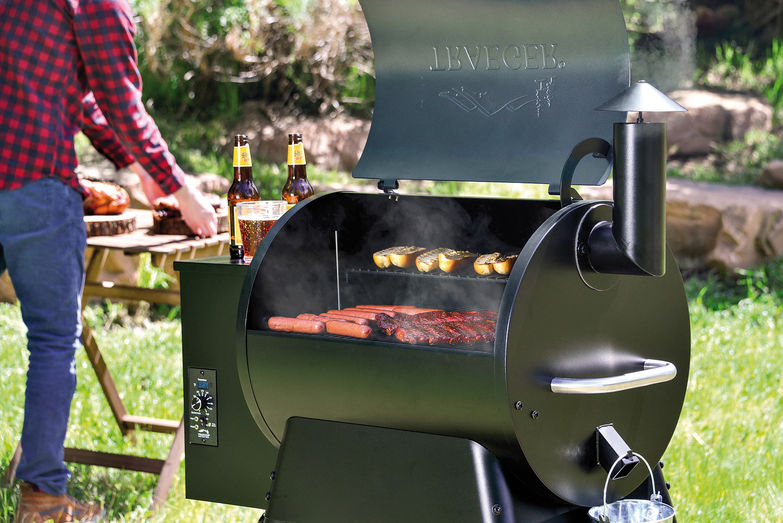 Der Original-Pelletgrill für indirektes Grillieren, Räuchern, Backen, Braten und Schmoren. Über eine elektronische Regelung werden die Temperatur und die Zufuhr der Holzpellets gesteuert. «Traeger», Blaser + Trösch AG.