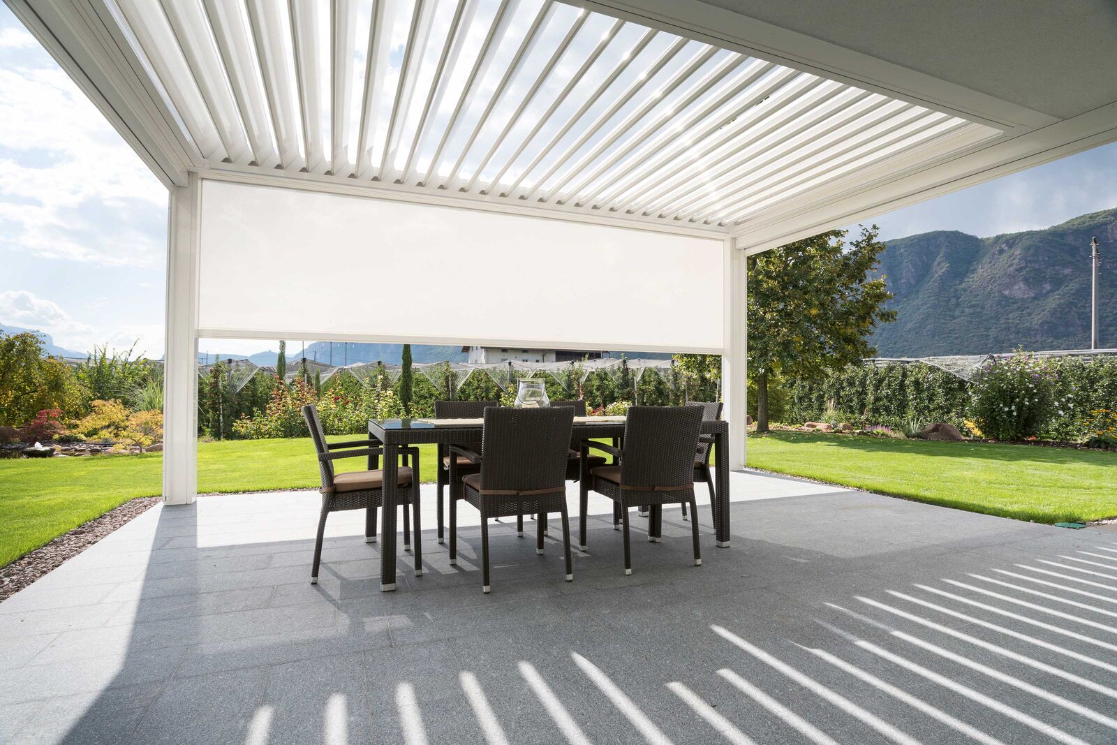 Ideal, um Terrassen, Balkone und Gartensitzplätze attraktiv zu gestalten. Die Sonnenlichtsteuerung erfolgt durch Ausrichtung der Lamellen bis 135 Grad.