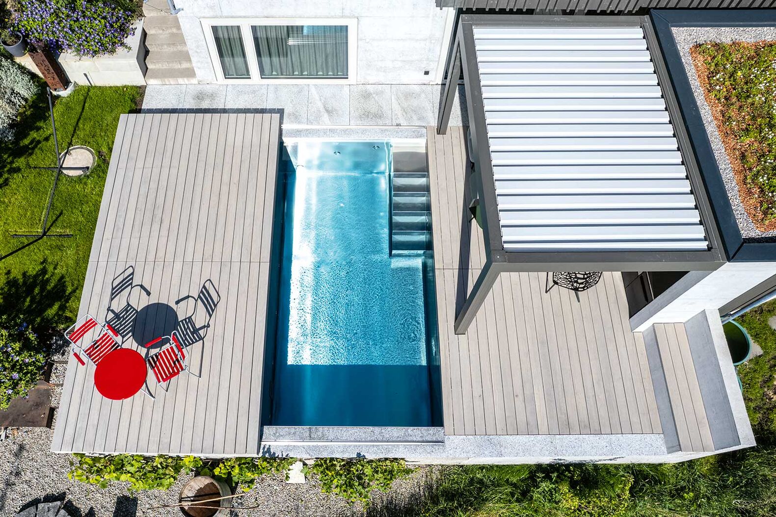 Für Wellness mit höchstem Komfort steht der Aussenpool aus Edelstahl von Chromtech. Leistungsstarke und exakt platzierte Massagedüsen sorgen für ein wohltuendes Badeerlebnis. Ein begehbares Deck ist die ideale Lösung für alle, die ihren Poolbereich vielseitig nutzen möchten. www.chromtech-ai.ch