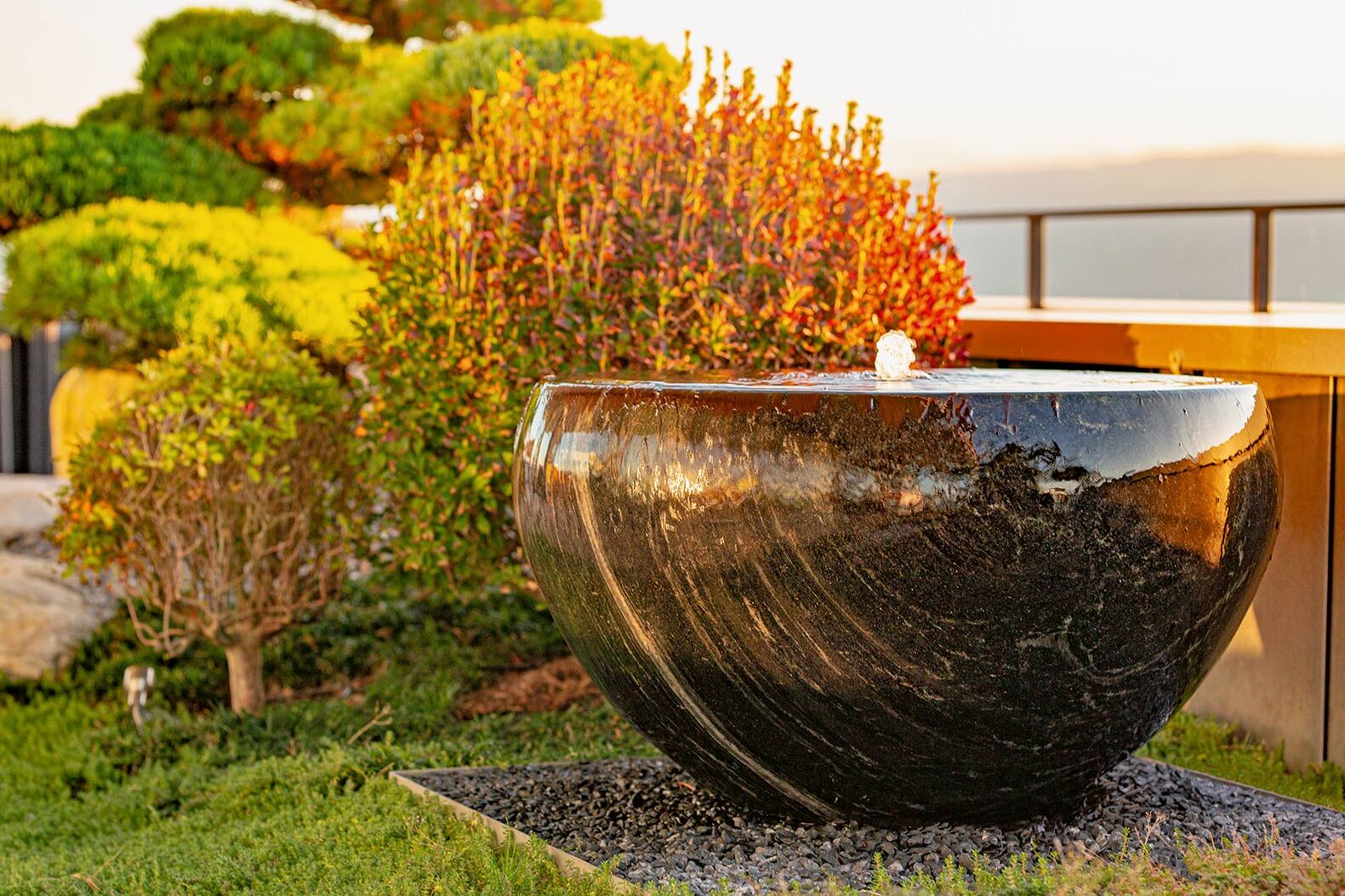 Vor Jahren entdeckte Ralph Hoffmann einen unglaublich schönen Sandstein mit einem einzigartigen Farbenspiel. Da kam ihm die Idee, aus diesem Stein Gefässe herstellen zu lassen. Mit der Zeit kamen weitere Steine zur Fertigung, pflegeleichte, wunderschöne Granite in allen Farben. Das ruhige Plätschern ist im Sommer eine wahre Freude, und im Winter sind die grossartigen Eisgebilde ein wahrer Hingucker. Gartencenter Hoffmann AG, www.gartencenter-hoffmann.ch