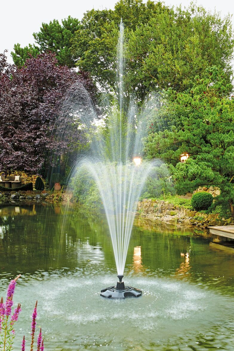 Das «PondJet Eco Premium», ein schwimmendes, smart steuerbares und variables Wasserspiel, liefert abwechslungsreiche, programmierbare Wasserbilder mit einer Höhe von bis zu 3,75 Metern. Mit der Oase Control App lässt sich Energieverschwendung vermeiden, und die Bedienung wird besonders komfortabel und anwenderfreundlich. Oase GmbH, www.oase.com