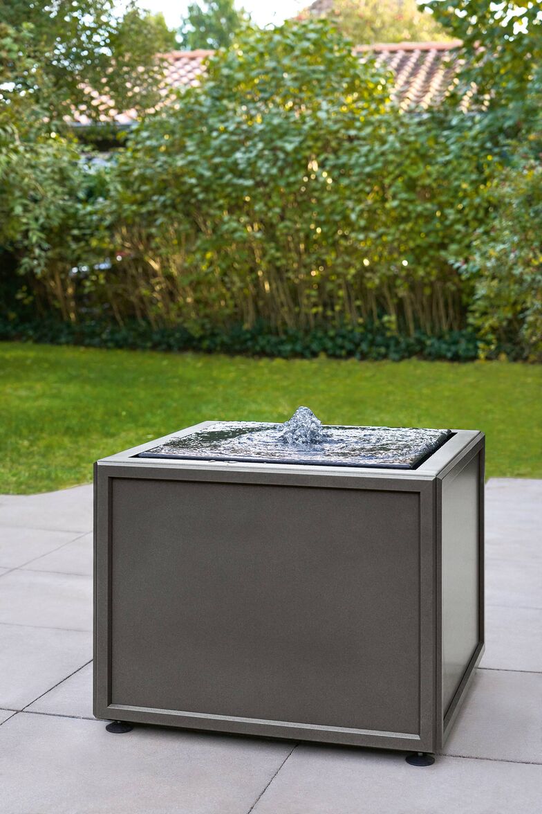 Antony Petit ist ein kleiner, freistehender Brunnen mit Pumpen-Set, für den es lediglich einen Stromanschluss braucht, um die Wasserspiele in Gang zu setzen. Pumpe, Wasserablauf, Kabelauslass und Überlauf gewährleisten optimale Funktionalität. Gewicht: 25 Kilogramm. Garpa Garten & Park Einrichtungen GmbH, www.garpa.ch