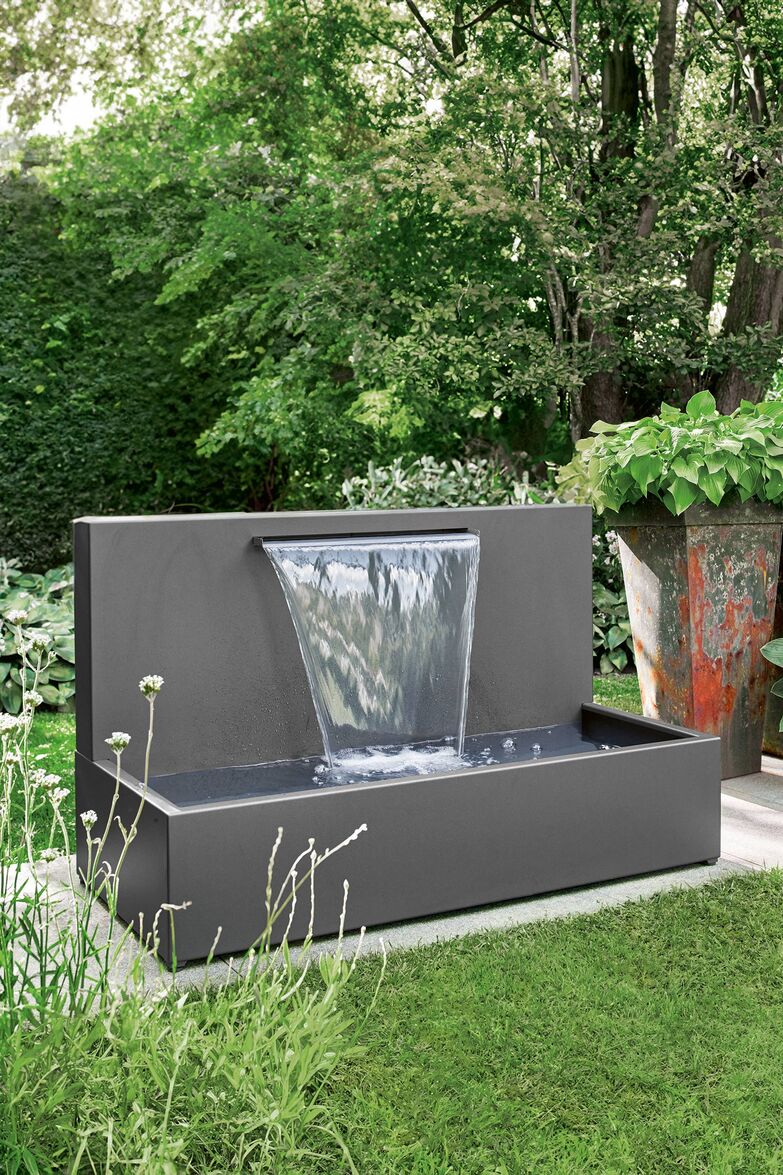 Im Noah Brunnen zirkuliert das Wasser gleichmässig und für den geschlossenen Wasserkreislauf ist nur ein Stromanschluss notwendig. Noah umfasst ein System aus Pumpe, Wasserablauf, Kabelauslass und Überlauf für eine reibungslose Installation. Für freistehende und wandseitige Lösungen. Gewicht: 43 kg. Garpa Garten & Park Einrichtungen GmbH, www.garpa.ch