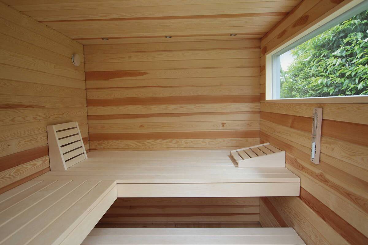 Massarbeit aus Tuggen/SZ: Ob grossflächig oder auf kleinstem Raum, die Experten der Ging Saunabau AG finden für jede Situation die passende Lösung. Gefertigt wird auf Mass aus hochwertigen Werkstoffen in der eigenen Schreinerei. Neben 30 Jahren Erfahrung bietet das Familienunternehmen umfassende Service- und Garantieleistungen für Sauna und Technik. Ging Saunabau AG.