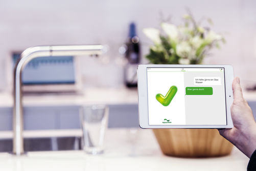 Wer würde auf den Wunsch «Ich hätte gerne ein Glas Wasser» nicht gerne gleich die passende Menge Wasser dafür erhalten? Möglich macht das Armaturenhersteller Dornbracht mit dem Konzept «Connected Kitchen» in  Verbindung mit dem Smart-Home-System- anbieter Digitalstrom. «Connected Kitchen» ermöglicht es, viele Handgriffe und Vorgänge wie z.B. das Befüllen von Töpfen oder die schonende Reinigung frischer Lebensmittel digital zu steuern. Die Dornbracht-Produkte sind über ihre offene IP-Schnittstelle in die Smart Home-Plattform von Digitalstrom integriert. Als Sprach-Interface dienen zum Beispiel Google Home oder die Digitalstrom Listener-App. Dornbracht/Digital Strom.