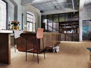 Bei diesem Boden handelt es sich um Laminat. Mit modernster Technologie werden das Aussehen und die Haptik von Echtholz sehr authentisch auf dem Laminatbelag nachempfunden. Doch anders als echtes Holzparkett sind die Böden sehr pflegeleicht, und strapazierfähig. Tomwood AG.