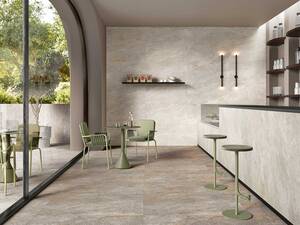 Feinsteinzeug kann man sowohl für den Innen- als auch für den Aussenbereich verwenden. Werden im Wohnraum und auf der Terrasse dieselben Platten gewählt, entsteht eine optische Verbindung der zwei Bereiche. Sabag AG.