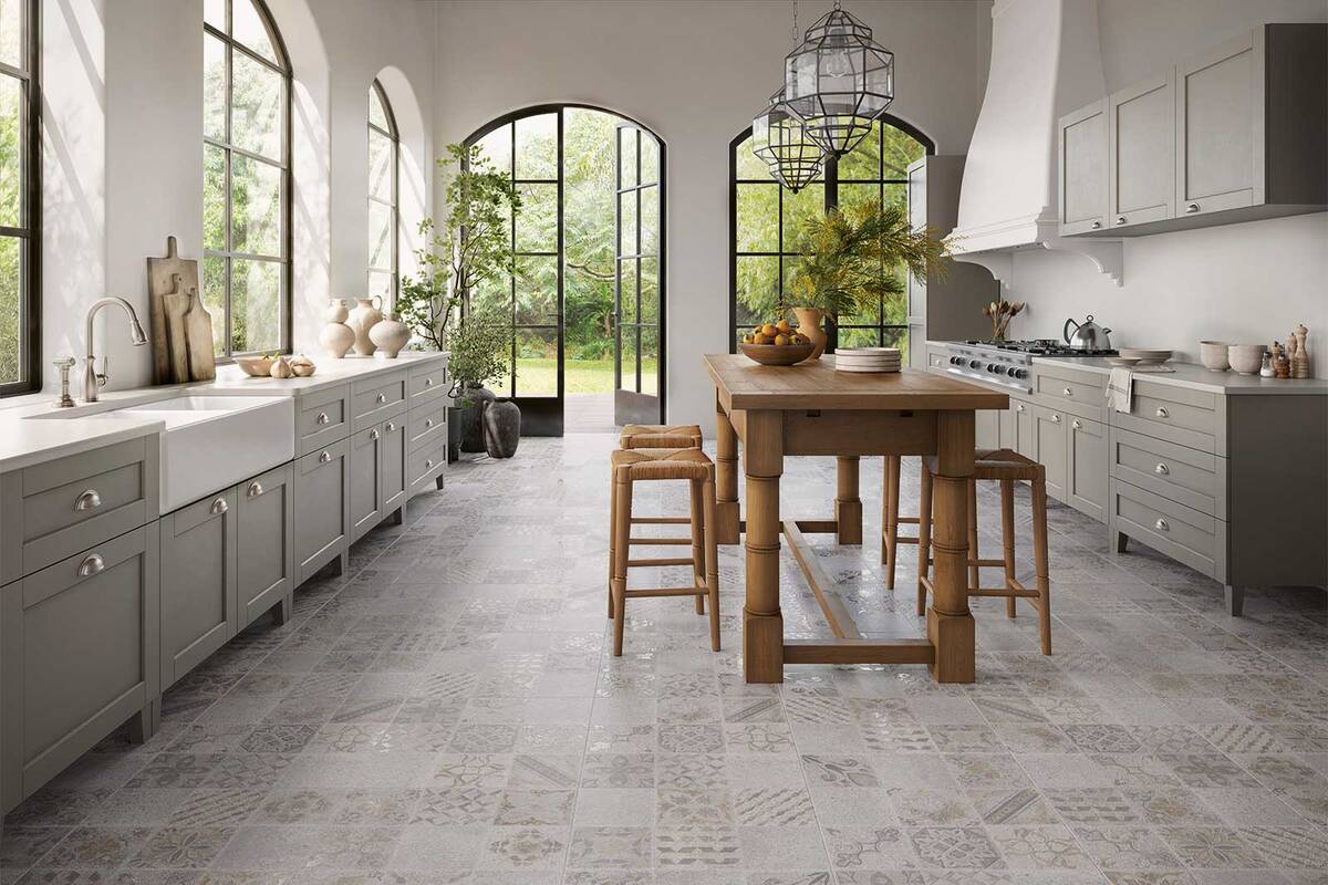 Für hohe Qualität sind Keramikfliesen aus Spanien bekannt, denn sie haben eine lange Tradition im Land. «Tile of Spain» ist die Marke des Verbands der spanischen Keramikfliesenhersteller und vereint 125 Hersteller. Diese Fliesen sind von «El Molino» und heissen «Kotor». Tile of Spain.