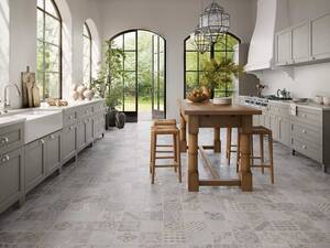 Für hohe Qualität sind Keramikfliesen aus Spanien bekannt, denn sie haben eine lange Tradition im Land. «Tile of Spain» ist die Marke des Verbands der spanischen Keramikfliesenhersteller und vereint 125 Hersteller. Diese Fliesen sind von «El Molino» und heissen «Kotor». Tile of Spain.