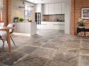 Diese Bodenplatte aus Feinsteinzeug ist die keramische Umsetzung eines antiken, wiederverwendeten Steins. Durch die unregelmässige Oberfläche wirkt der Boden natürlich und warm. Die Platten sind in verschiedenen Grössen und vier Farbvarianten erhältlich: Sandbraun antik, Puderweiss antik, Aschgrau antik und Schokobraun antik. Ganz Baukeramik AG.