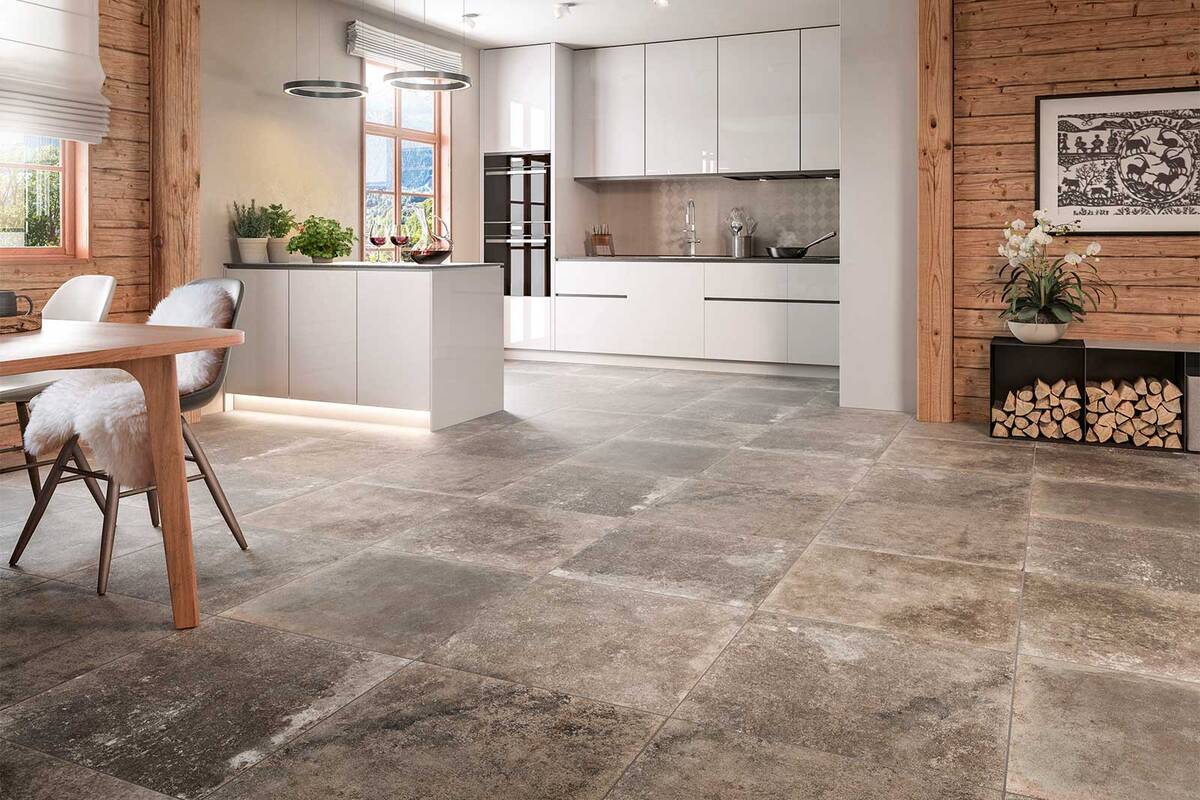 Diese Bodenplatte aus Feinsteinzeug ist die keramische Umsetzung eines antiken, wiederverwendeten Steins. Durch die unregelmässige Oberfläche wirkt der Boden natürlich und warm. Die Platten sind in verschiedenen Grössen und vier Farbvarianten erhältlich: Sandbraun antik, Puderweiss antik, Aschgrau antik und Schokobraun antik. Ganz Baukeramik AG.