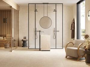 Die Platten aus Feinsteinzeug zeichnen sich durch Rutschfestigkeit aus, was sie ideal für das Badezimmer macht. Sie sind auch pflegeleicht, hygienisch und belastbar. Die Platte «F3490» in beiger Travertinoptik erzeugt ein minimalistisches warmes Raumklima. Marmobisa AG.