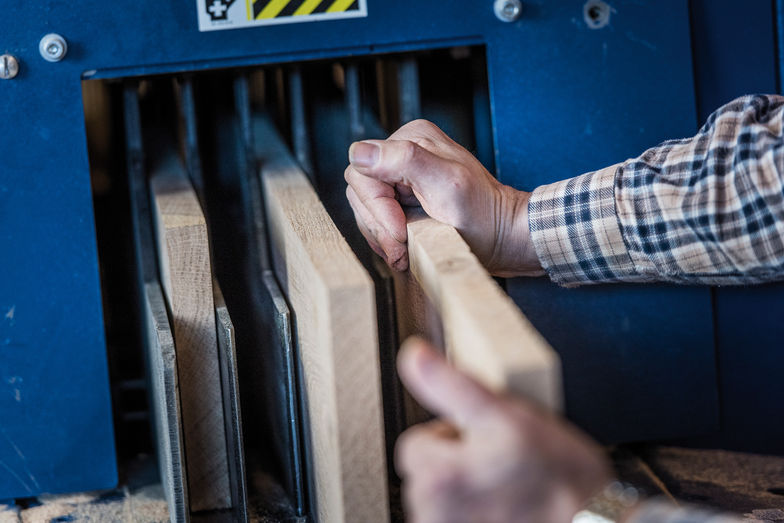 Parkett in den Stärken von 14 bis 25 Millimeter werden in Alpnach Dorf produziert, aber auch andere Masse sind möglich.