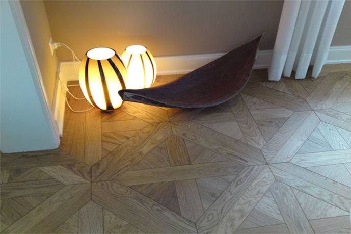 Die Parkettspezialisten verlegen auch Tafelparkett in verschiedensten Mustern und Holzarten genau auf den Raum eingeteilt.