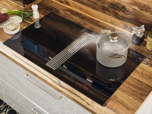 «Interia Plus» ist ein Induktionskochfeld mit integriertem Dunstabzug. Erge.