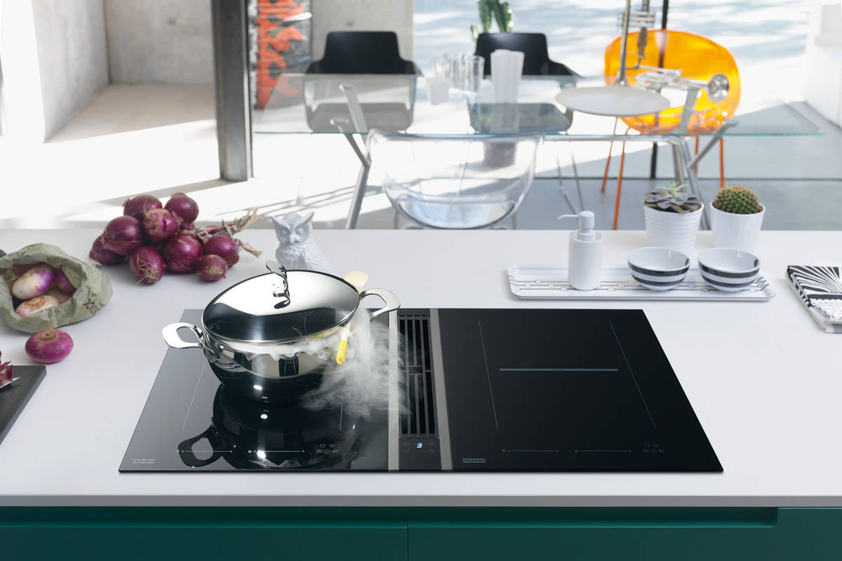 Kochfeldabzug «Mythos FMY 905» wird direkt auf dem Glas via Touchpanel mit weissen LEDs gesteuert. Franke.