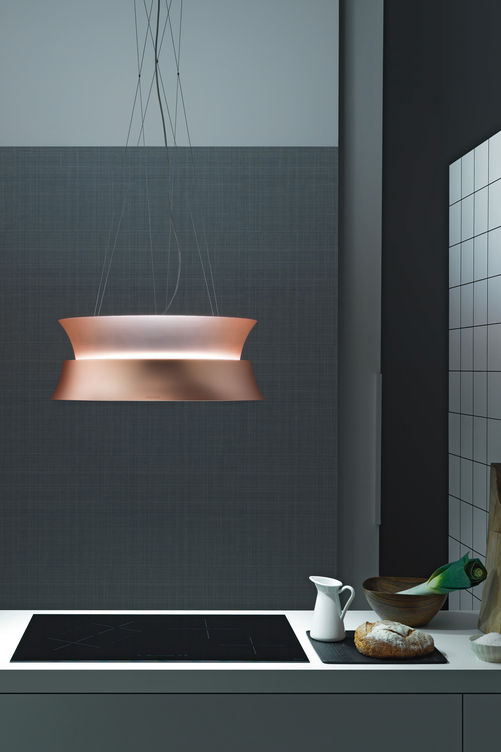 Motor, Lüfter und Filtersystem in einer schwebenden Haube: Das System «Circle.Tech» verbindet zeitgenössisches Design mit patentierter Carbon-Filtertechnologie. «Dama», Falmec.