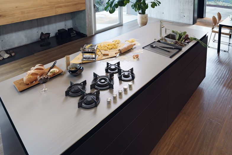 Arbeitsplatten aus Edelstahl sind Glanzstücke in jeder Küche.